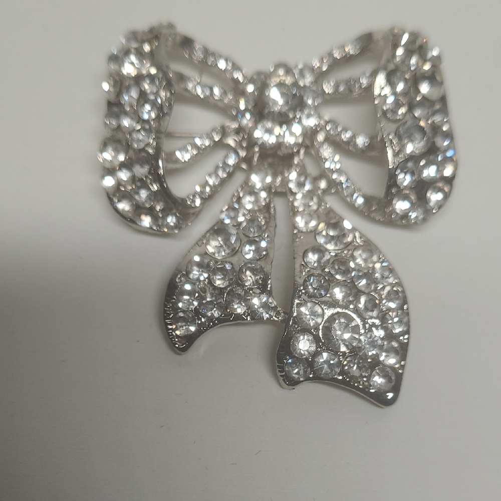Elegant Silver Bow Brooch - Picture 2 of 5